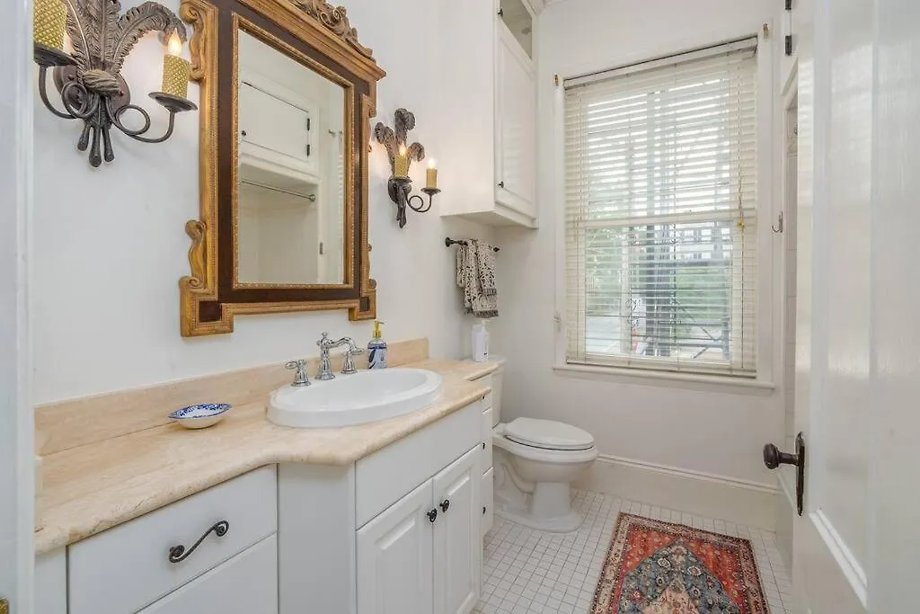 Charming Historic District Parlor Level Apartment Саванна