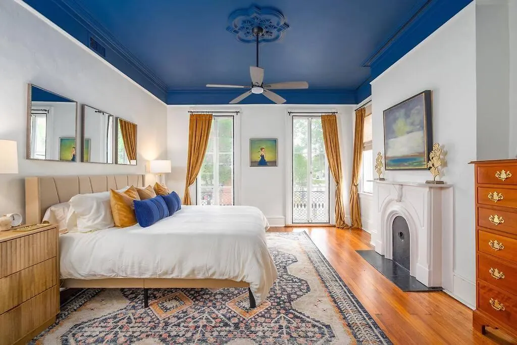Charming Historic District Parlor Level Apartment Savannah