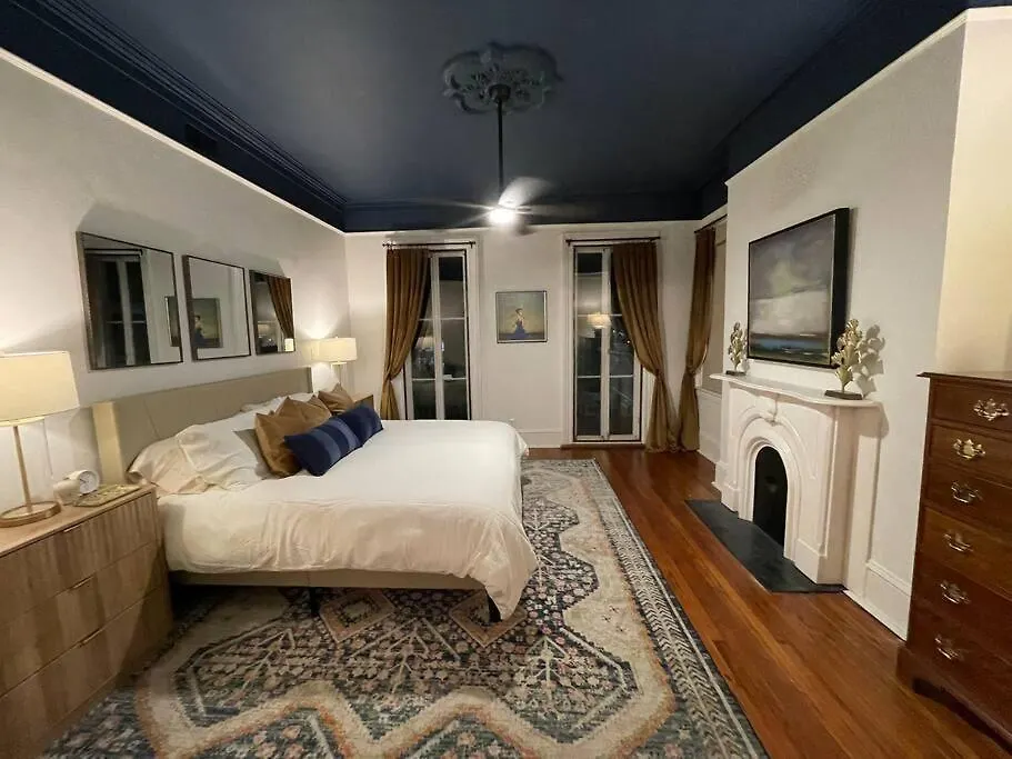 Charming Historic District Parlor Level Apartment Savannah