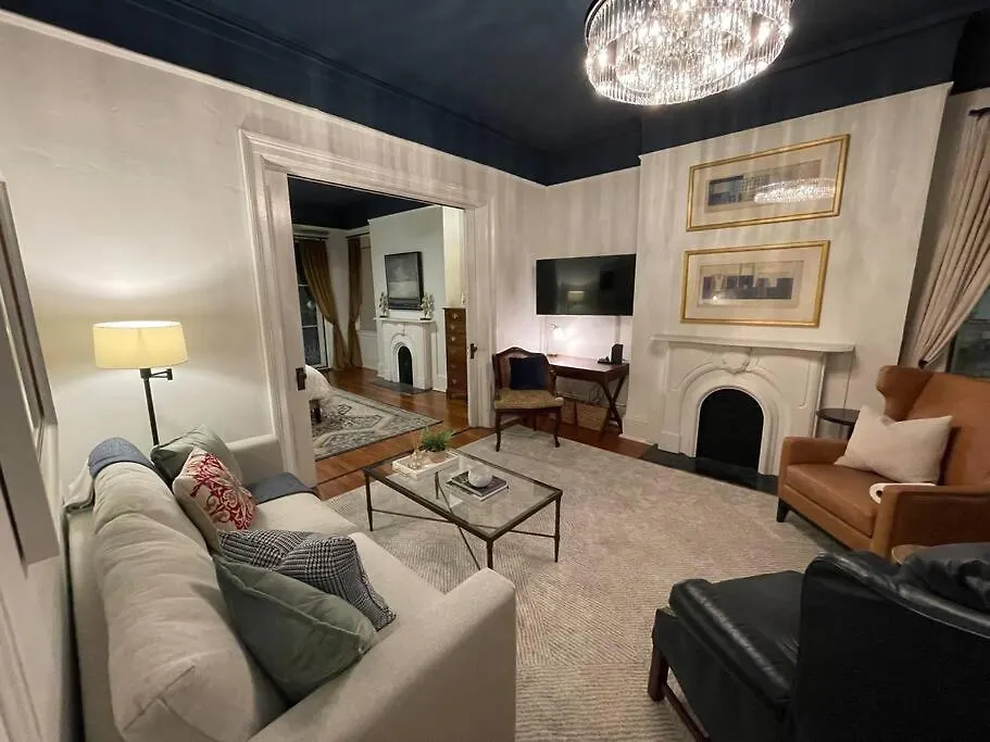 Charming Historic District Parlor Level Apartment Savannah